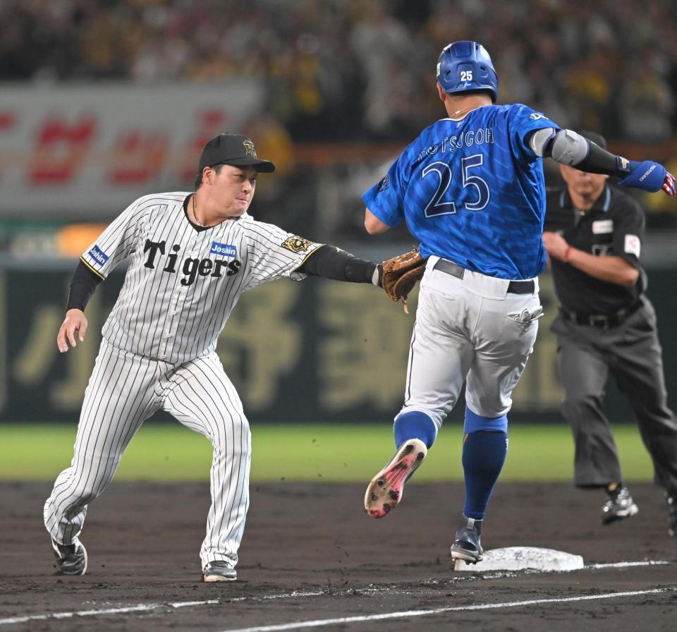 　４回、筒香にタッチする大山（撮影・飯室逸平）