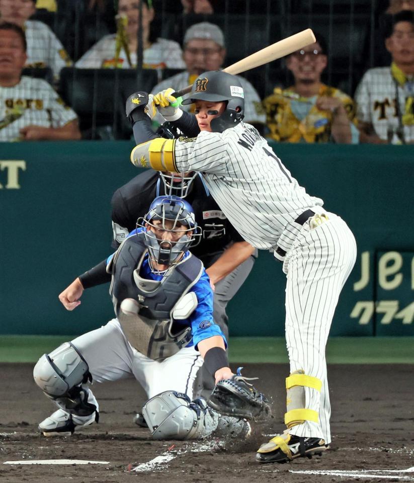 　１回、死球を受ける森下（撮影・立川洋一郎）