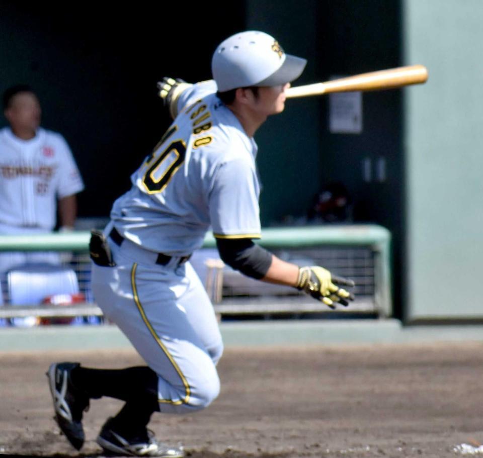 　３回、２点二塁打を放つ井坪