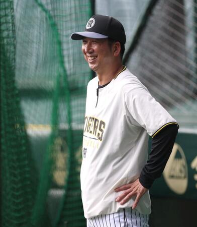 　シート打撃中に笑顔を見せる藤川監督（撮影・北村雅宏）