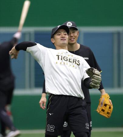 　ノックのボールを返球する坂本（撮影・北村雅宏）