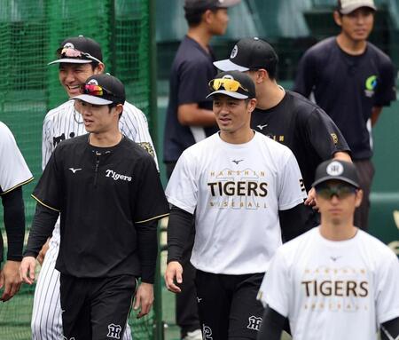 　日本シリーズ進出を決め、一夜明け全体練習に参加する坂本（中央左）＝撮影・山口登