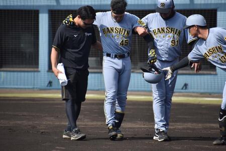 　ベンチへ下がる佐野