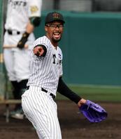 　シート打撃で圧巻の投球を見せ、笑顔のデュプランティエ（撮影・山口登）