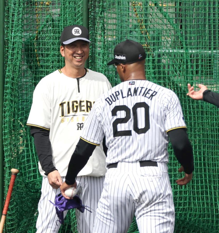 　シート打撃を笑顔で見守る藤川監督（左）＝撮影・山口登