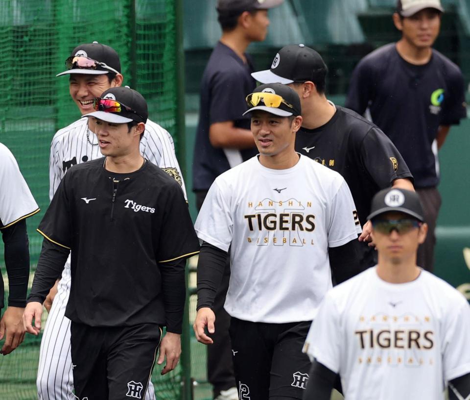 　日本シリーズ進出を決め、一夜明け全体練習に参加する坂本（中央左）＝撮影・山口登