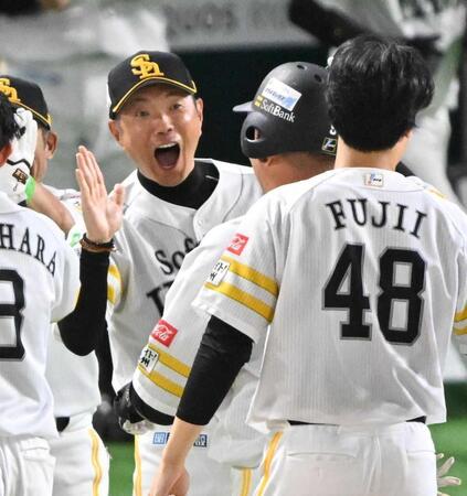 　ＣＳファイナルＳ第１戦、サヨナラ打を放った山川を迎える小久保監督＝１５日