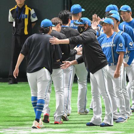 　試合を作った古林睿煬（左）をたたえる新庄監督