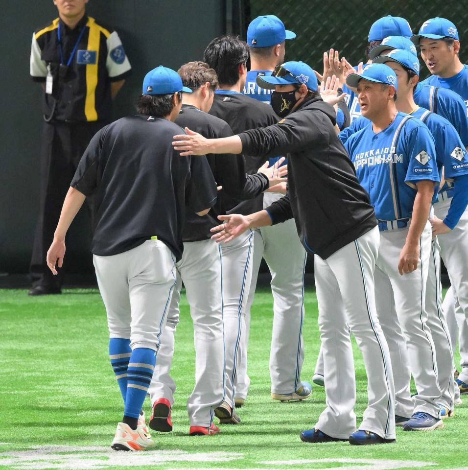 　試合を作った古林睿煬（左）をたたえる新庄監督