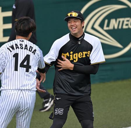 　岩貞（１４）とおどける才木（撮影・飯室逸平）