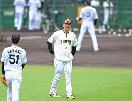 　中野（５１）に声をかける藤川監督（撮影・飯室逸平）