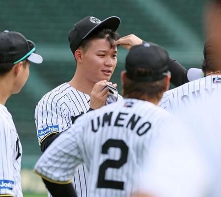 　練習開始前、髪形をいじられる森下（撮影・立川洋一郎）