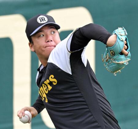 　入念にキャッチボールする村上