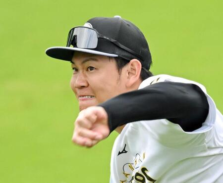 　キャッチボールする及川（撮影・飯室逸平）