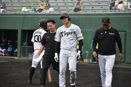 　ベンチへ下がる栄枝