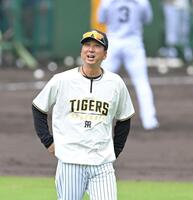 　穏やかな表情で練習を見守る藤川監督（撮影・飯室逸平）