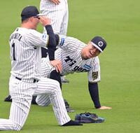 　森下と談笑する佐藤輝（撮影・飯室逸平）