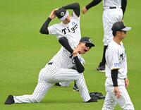 入念にストレッチする阪神・森下翔太＝甲子園（撮影・飯室逸平）