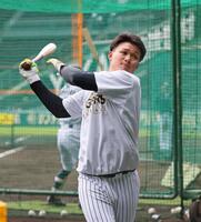 　ティー打撃をして汗を流す森下（撮影・立川洋一郎）