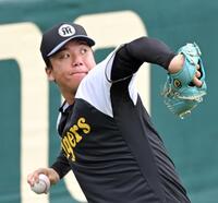 　入念にキャッチボールする村上