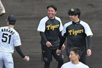 　才木（右）らと談笑する村上（撮影・飯室逸平）