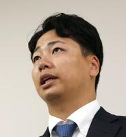 　戦力外通告を受け取材に応じる漆原（撮影・立川洋一郎）