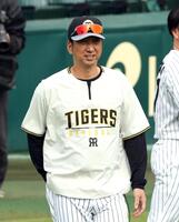 　練習を見守る藤川監督（撮影・山口登）