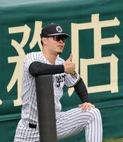 　練習中、リラックスとした表情を見せる阪神・佐藤輝（撮影・山口登）