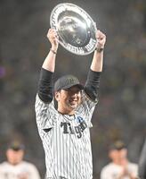 　ＣＳチャンピオンのシャーレを掲げる藤川監督（１７日）