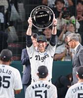 　クライマックスシリーズチャンピオンのシャーレを掲げ笑顔を見せる藤川監督（１７日）