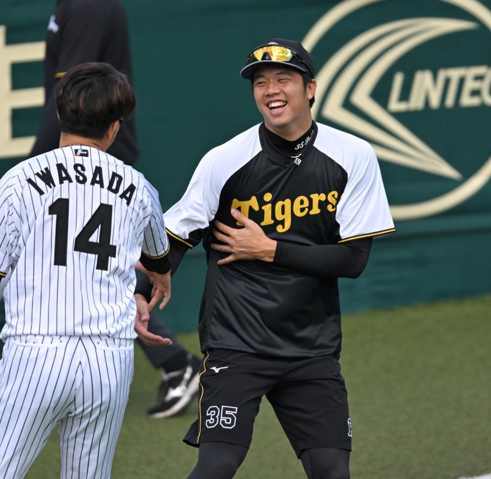 　岩貞（１４）とおどける才木（撮影・飯室逸平）