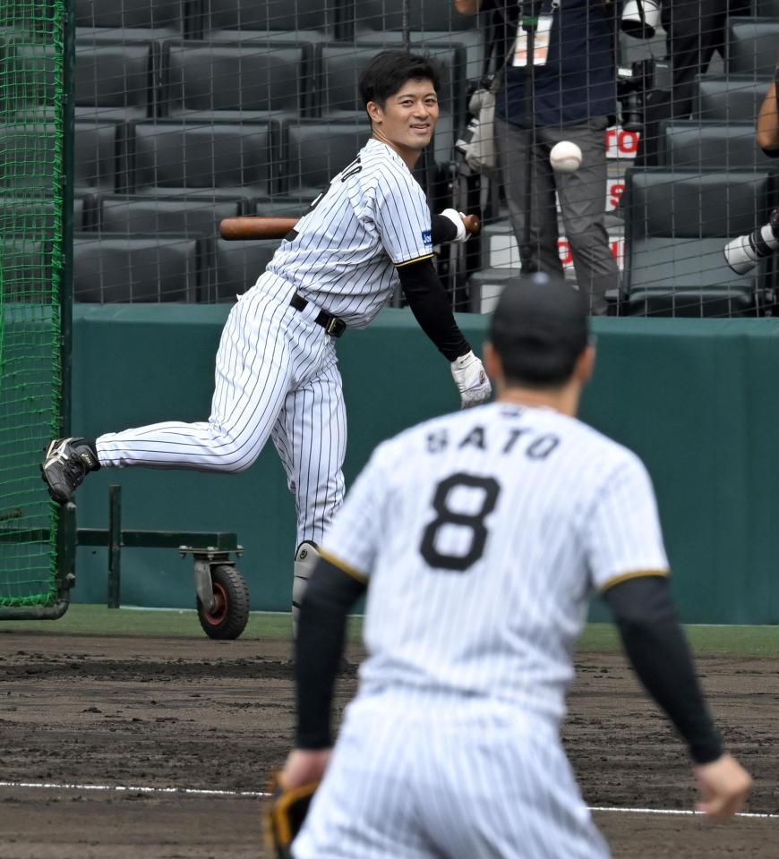 　佐藤輝（８）にノックする坂本（撮影・飯室逸平）