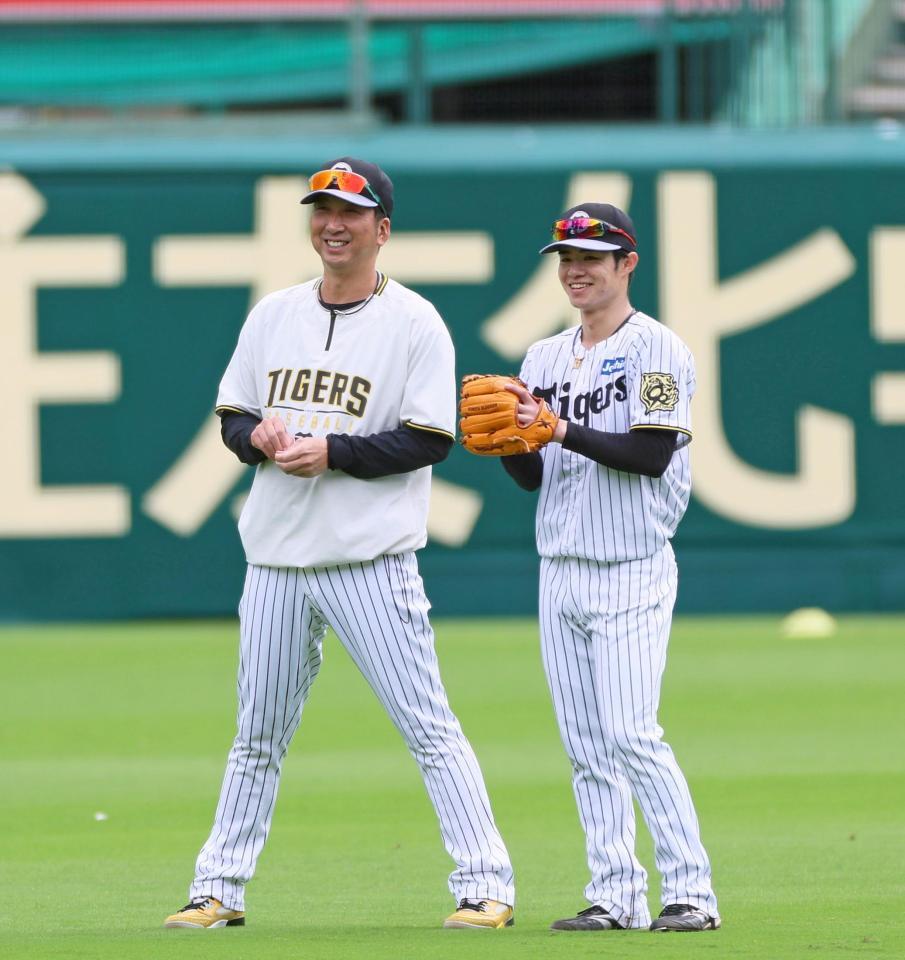 　練習を見守りながら中野（右）と談笑する藤川監督（撮影・立川洋一郎）