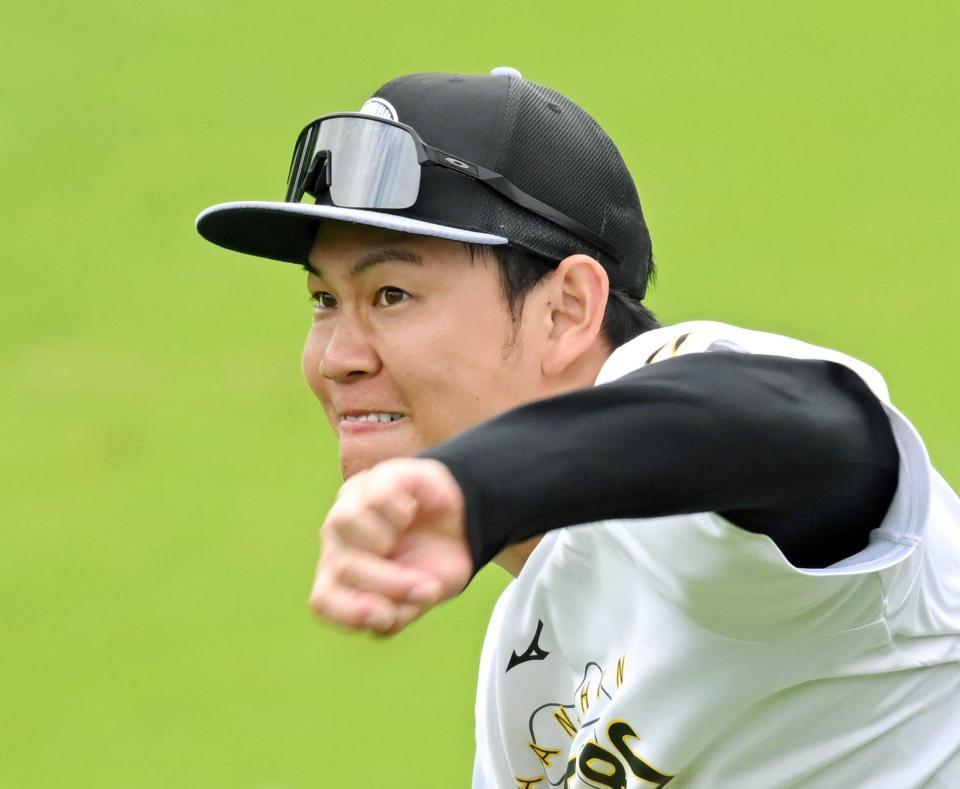 　キャッチボールする及川（撮影・飯室逸平）