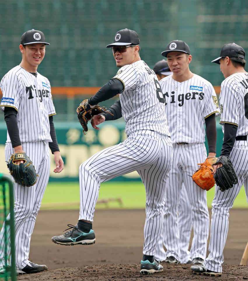 　投内連係が終わってマウンドに立つ佐藤輝（中央）＝撮影・立川洋一郎