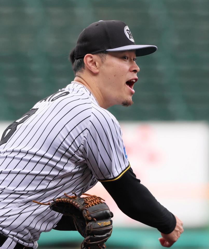 　ノックを受ける佐藤輝（撮影・立川洋一郎）