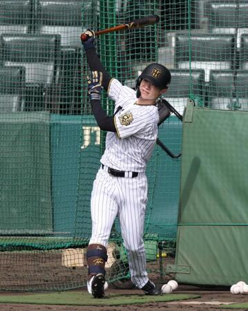 　打撃練習する中野