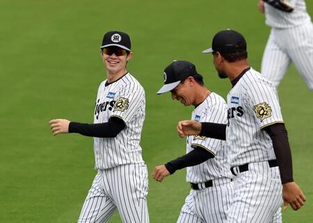 　練習中、笑顔を見せる中野（左）＝撮影・山口登