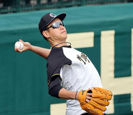 　キャッチボールする大竹（撮影・山口登）