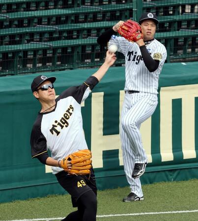 　キャッチボールする大竹（右は才木）＝撮影・山口登