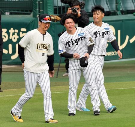 　藤川監督（左）にあいさつする長坂（中央）と原口