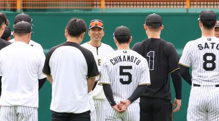 　練習開始前に円陣を組み、ナインに話しをする藤川監督（中央）＝撮影・立川洋一郎