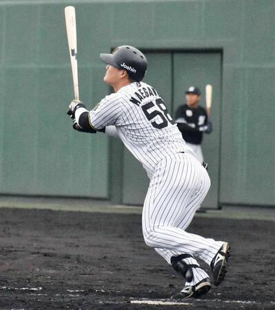 　右前打を放つ前川