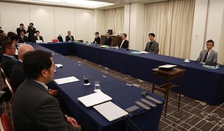 　ドラフト前日のスカウト会議に臨む藤川監督ら（撮影・金田祐二）