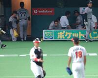 　連敗を喫し、喜ぶダイエーナインに背を向けベンチを後にする星野監督＝０３年１０月１９日