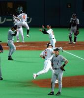 　サヨナラ負けにぼう然とする片岡（手前）ら阪神ナイン＝０３年１０月１８日