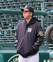 　練習を見守る藤川監督（撮影・立川洋一郎）