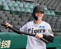 　明るい表情を見せ練習する中野（撮影・立川洋一郎）