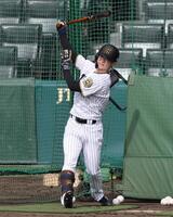 　打撃練習する中野