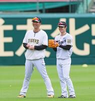 　練習を見守りながら中野（右）と談笑する藤川監督（撮影・立川洋一郎）